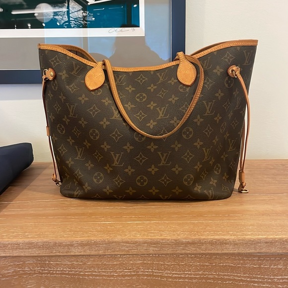 Louis Vuitton Handbags - Louis Vuitton classic Monogram print Neverfull MM